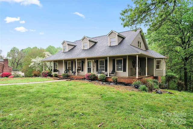view of front of home featuring a porch, roof with shingles, and a front yard