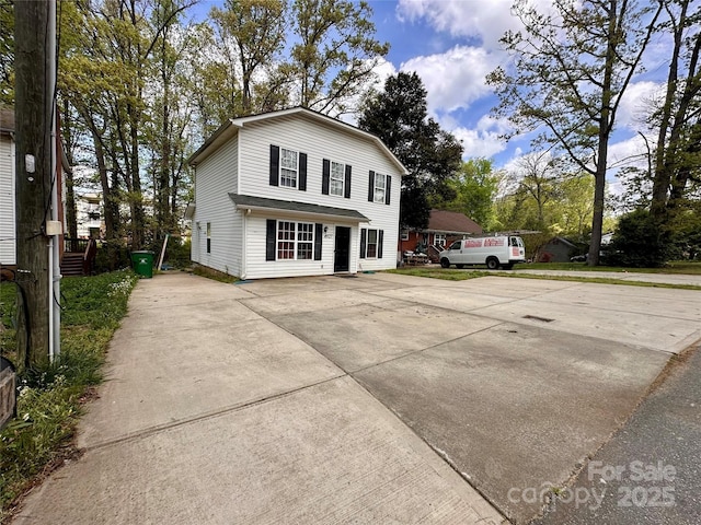 view of front facade featuring driveway