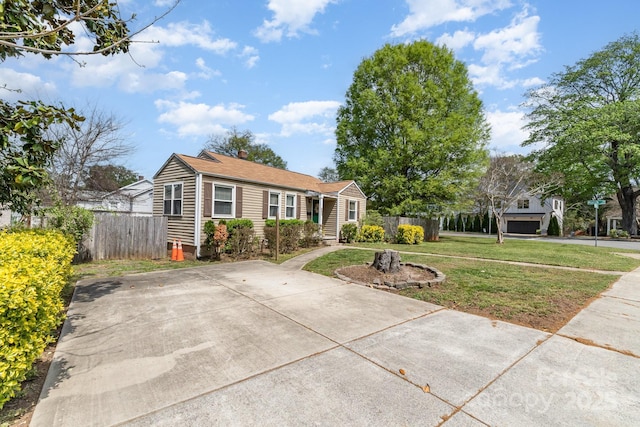 view of front facade featuring fence and a front lawn