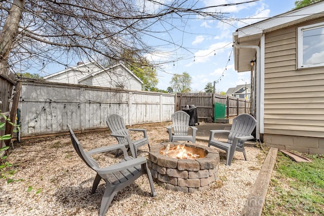 view of yard featuring a fenced backyard and an outdoor fire pit