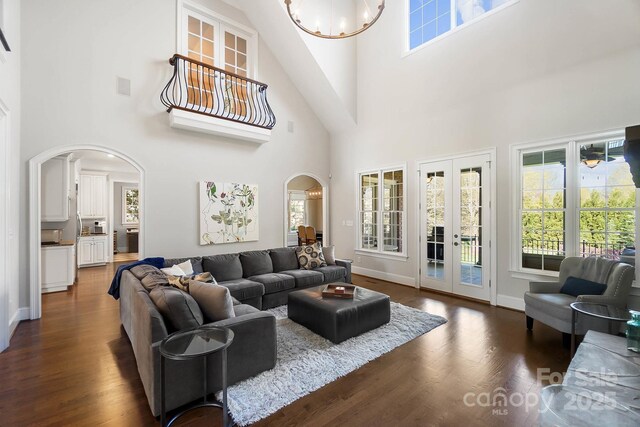 1404 Churchill Downs Dr, Waxhaw, NC 28173 - living room with plenty of natural light, arched walkways, and a high ceiling