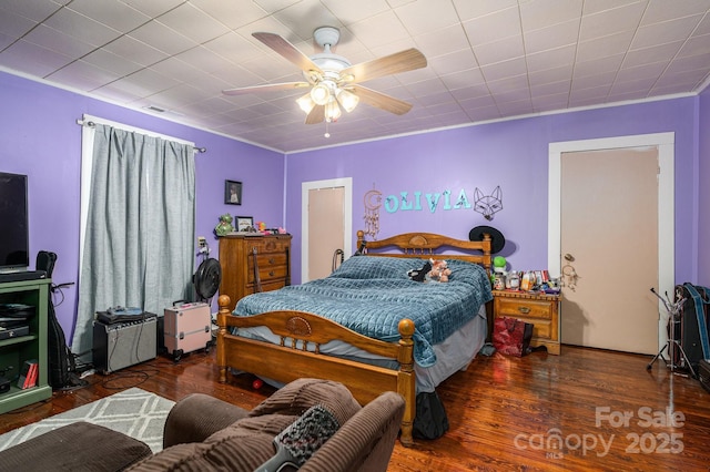 bedroom featuring wood finished floors and a ceiling fan
