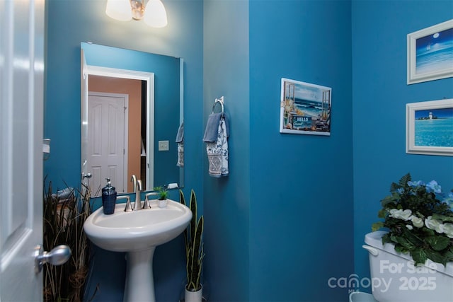 5127 Fernhill Dr, Charlotte, NC 28217 - half bathroom featuring toilet