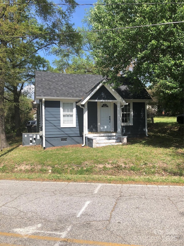 401 Plymouth St, Kannapolis, NC 28083 - bungalow-style home featuring a front yard, a shingled roof, and crawl space