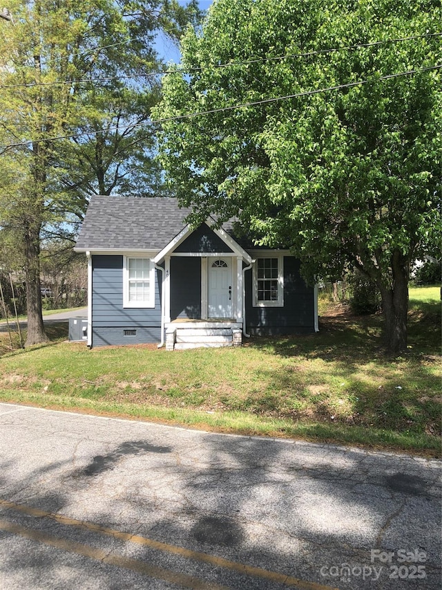 401 Plymouth St, Kannapolis, NC 28083 - bungalow featuring a shingled roof and a front yard