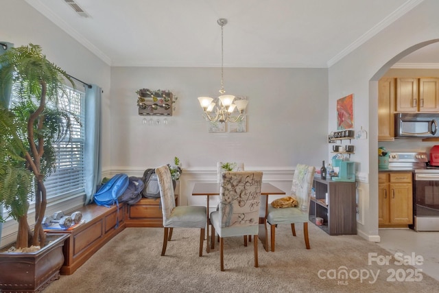 dining space with visible vents, arched walkways, an inviting chandelier, ornamental molding, and light colored carpet