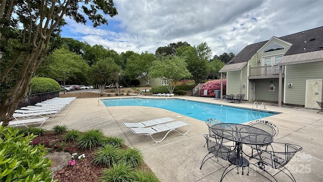 9036 Four Mile Creek Rd, Charlotte, NC 28277 - community pool featuring a patio area