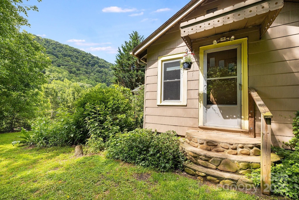 1041 Groundhog Rd, Canton, NC 28716 - entrance to property featuring a yard
