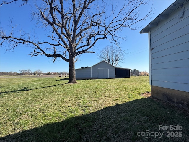 view of yard featuring an outbuilding