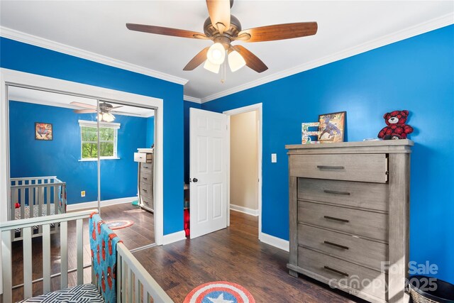 bedroom featuring dark wood finished floors, baseboards, a ceiling fan, and a closet