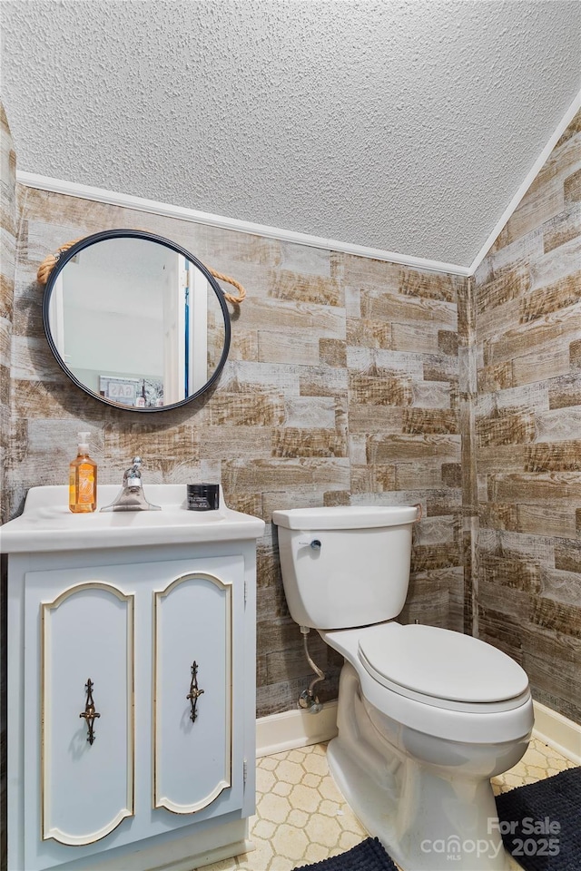 447 Henderson Rd, Chesnee, SC 29323 - bathroom featuring a textured ceiling, a sink, toilet, and lofted ceiling