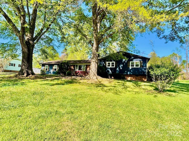 single story home with a front yard