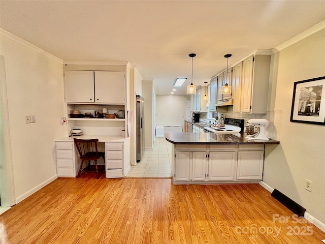 kitchen featuring range with electric stovetop, freestanding refrigerator, light wood-style floors, a peninsula, and crown molding