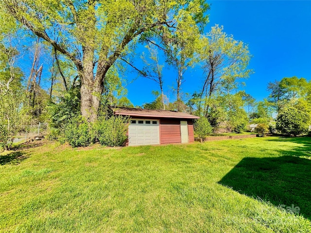 view of yard with an outbuilding