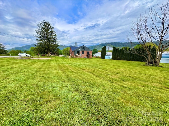 view of yard with a mountain view