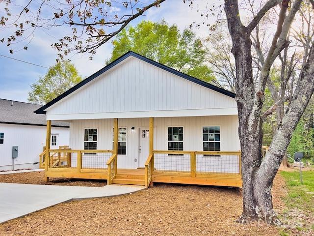modern farmhouse with covered porch