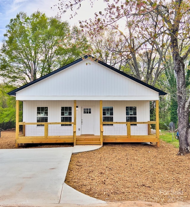 view of front facade with covered porch