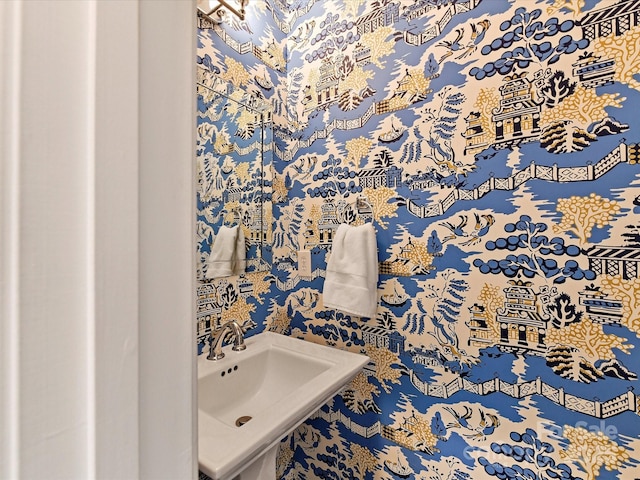 bathroom featuring a sink