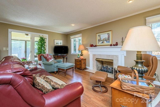 102 Glenbrook Dr, Hendersonville, NC 28739 - living area featuring a textured ceiling, crown molding, and wood finished floors