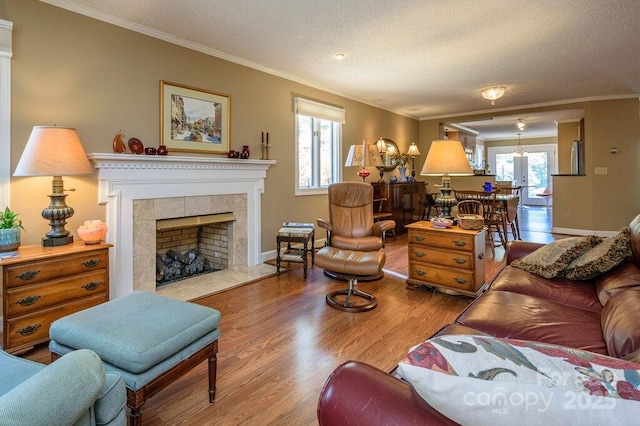 102 Glenbrook Dr, Hendersonville, NC 28739 - living area featuring a textured ceiling, wood finished floors, and ornamental molding
