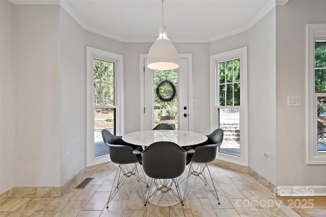 dining space featuring visible vents, ornamental molding, and baseboards