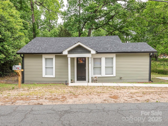 single story home featuring a shingled roof