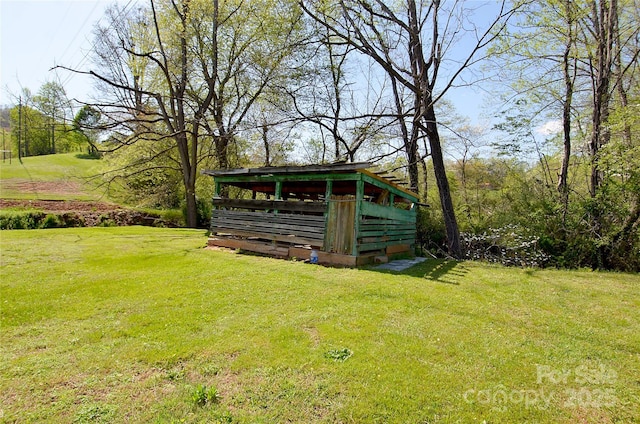 view of yard featuring an outdoor structure