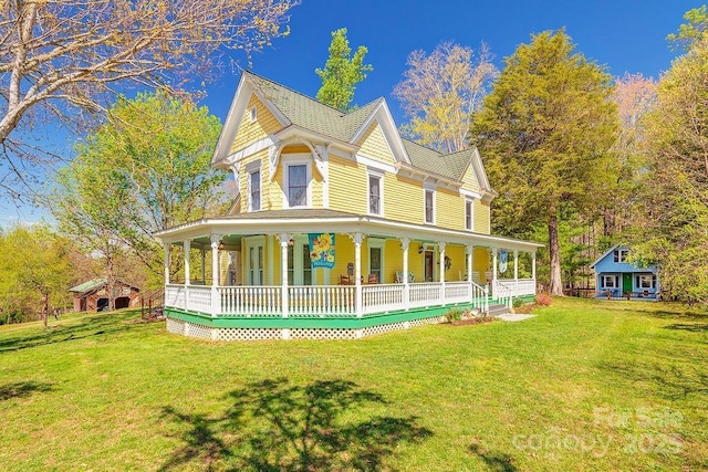 view of front of property featuring a porch and a front lawn