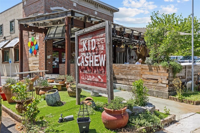 community / neighborhood sign with a lawn