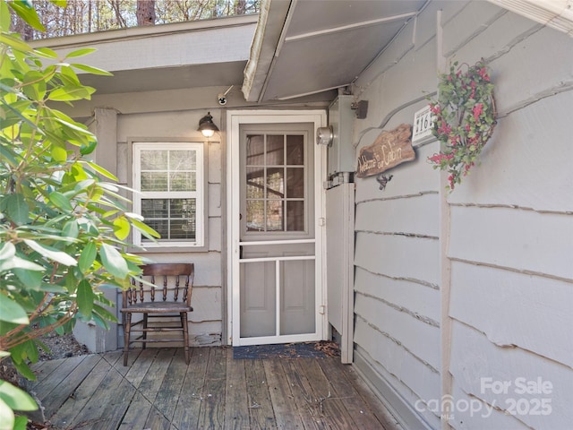 property entrance featuring a deck