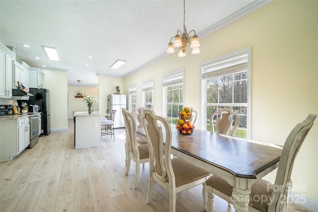 dining space featuring recessed lighting, light wood finished floors, an inviting chandelier, crown molding, and a textured ceiling