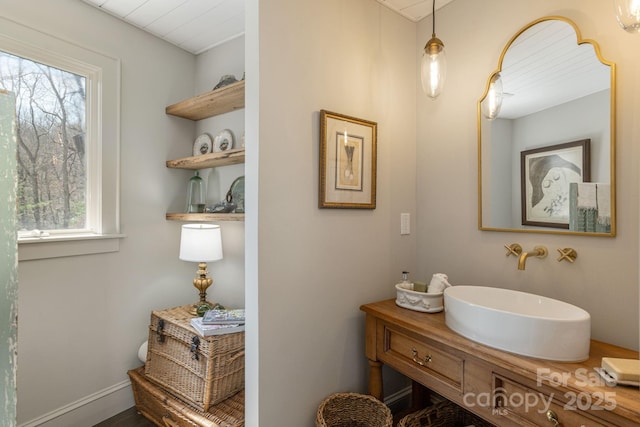bathroom featuring a sink