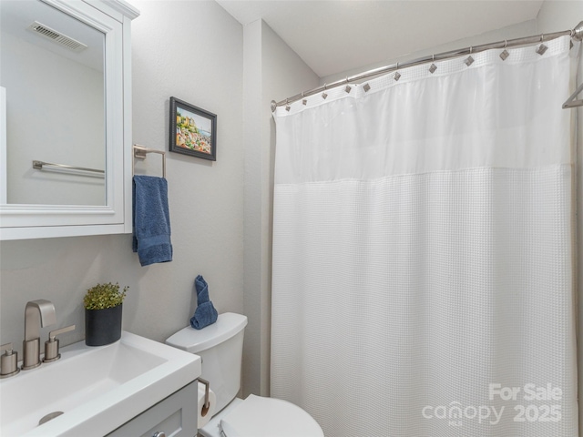 full bath featuring a shower with shower curtain, vanity, visible vents, and toilet