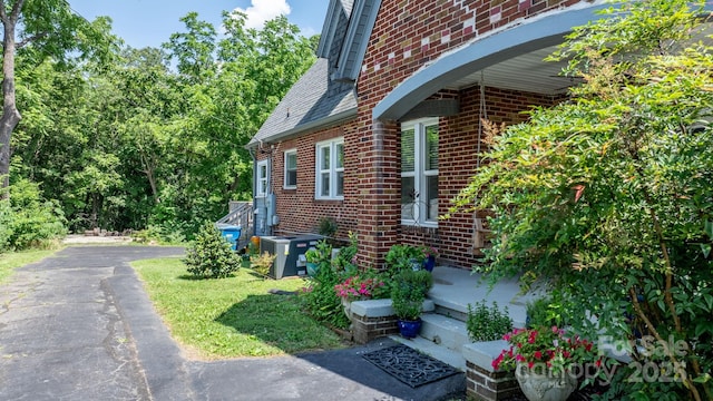 115 12th St SW, Hickory, NC 28602 - view of side of home with brick siding