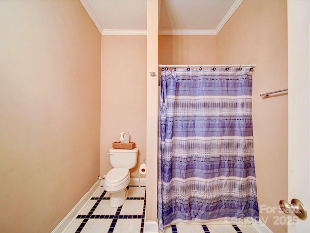 135 Boulder Ridge Dr, Denton, NC 27239 - full bath with toilet, crown molding, baseboards, and curtained shower