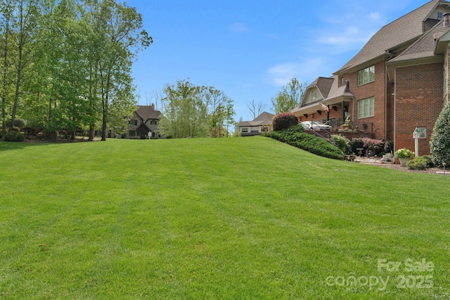 view of green lawn