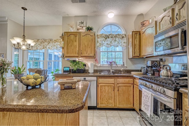 394 Runnymede Dr, Rock Hill, SC 29732 - kitchen featuring an inviting chandelier, decorative light fixtures, a sink, appliances with stainless steel finishes, and a textured ceiling