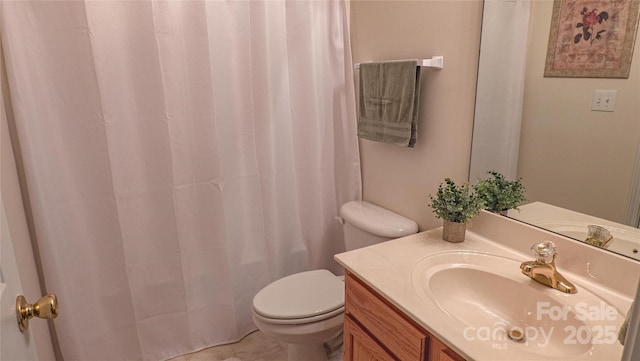 full bath with toilet, curtained shower, and vanity