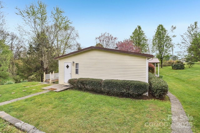 view of side of property featuring a lawn