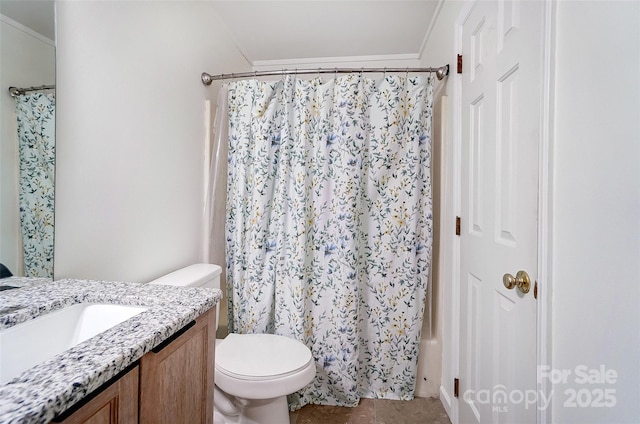 full bathroom featuring a shower with shower curtain, vanity, ornamental molding, and toilet