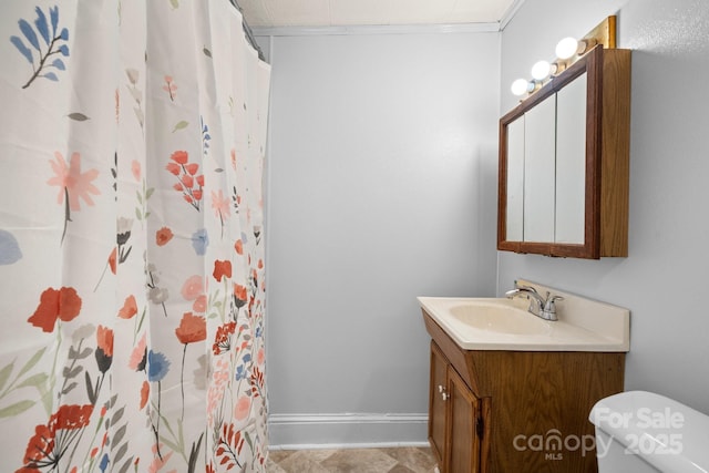 full bath with baseboards, a shower with curtain, vanity, and toilet
