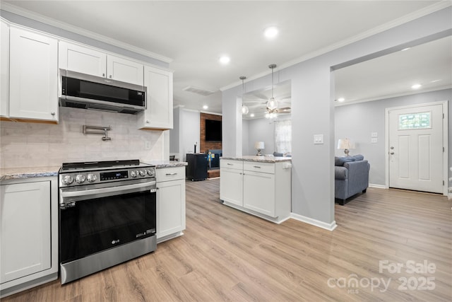 kitchen with tasteful backsplash, light wood-style floors, stainless steel appliances, visible vents, and recessed lighting