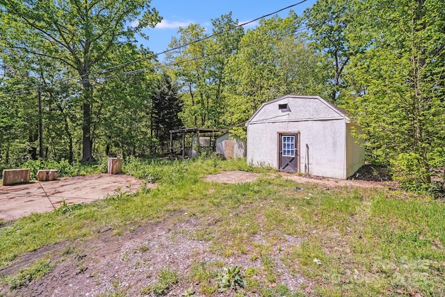 view of yard with a storage shed and an outdoor structure