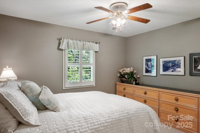 bedroom with ceiling fan