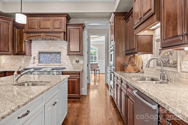 914 Elizabeth Ln, Matthews, NC 28105 - kitchen featuring a sink, stainless steel appliances, wood finished floors, tasteful backsplash, and ornamental molding