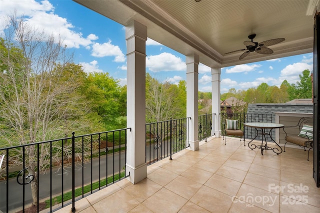 balcony featuring a ceiling fan