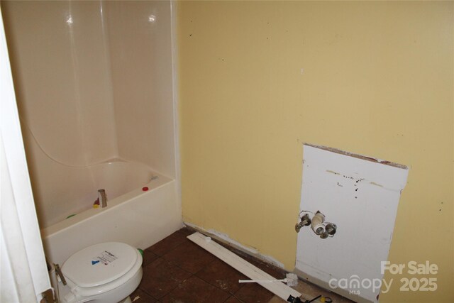 5164 Ralph Winchester Rd, Lenoir, NC 28645 - full bath featuring tile patterned floors, a bathing tub, and toilet