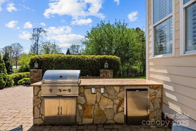 view of patio / terrace with a grill and exterior kitchen