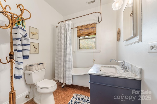full bath with visible vents, baseboards, toilet, shower / bath combo with shower curtain, and vanity