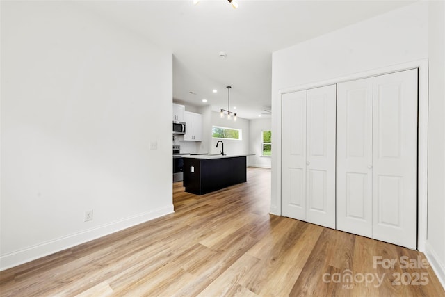 2043 Greenoak Dr, Shelby, NC 28152 - unfurnished living room featuring a sink, baseboards, light wood-type flooring, and recessed lighting